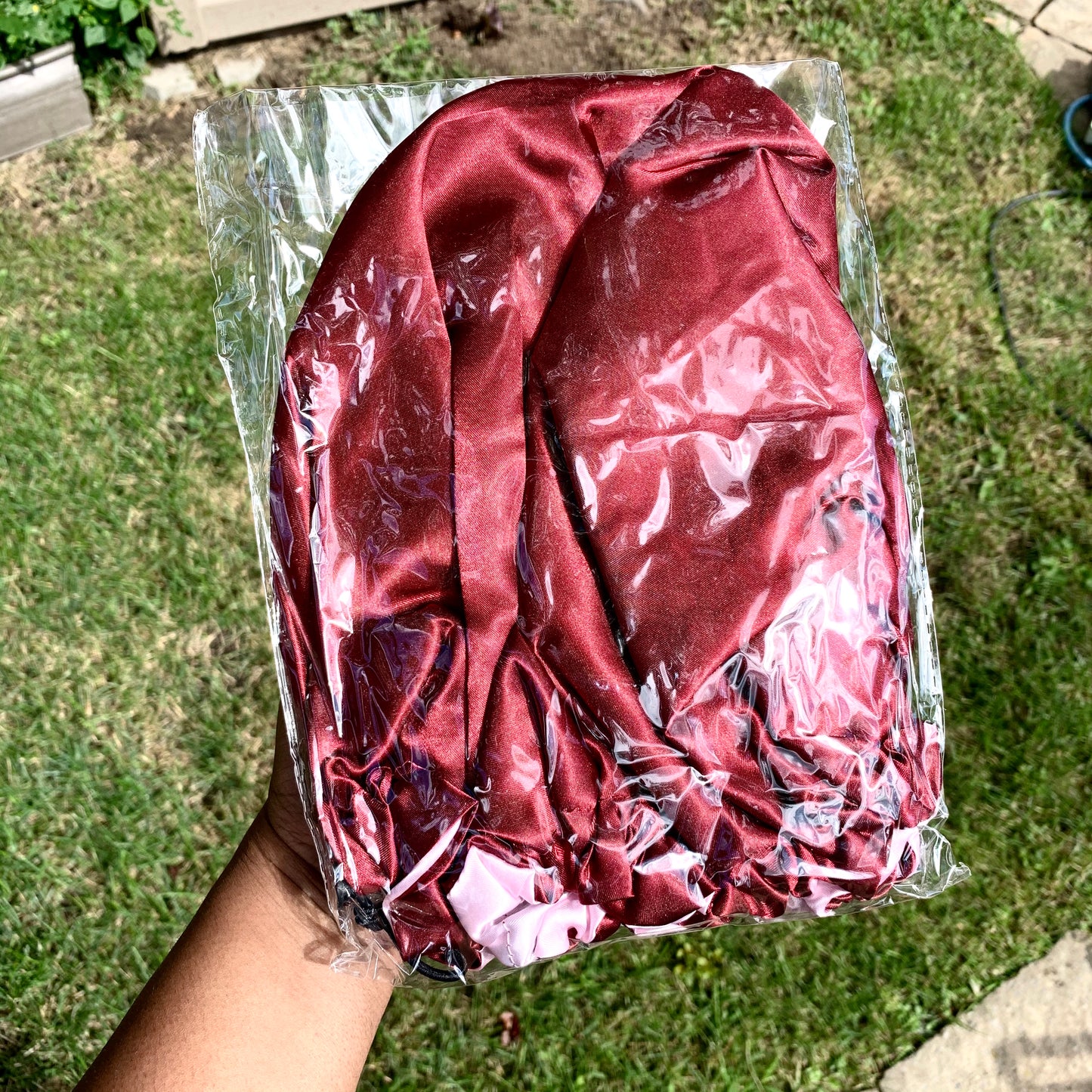 Bonnet en satin réversible et ajustable - Bourgogne et rose pâle