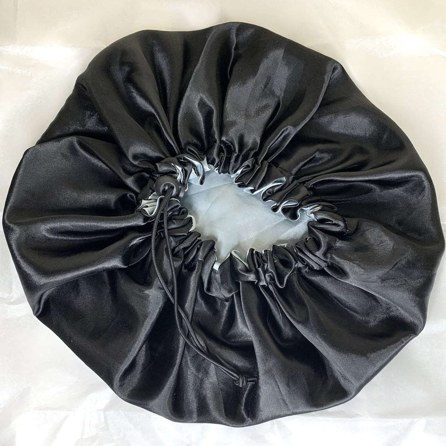 Bonnet en satin réversible et ajustable - Noir et argent